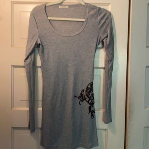 Long grey tee with brown embroidery, slim fit
